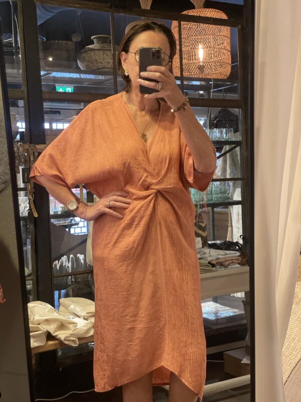 Jennica kaftan terracotta modellbild