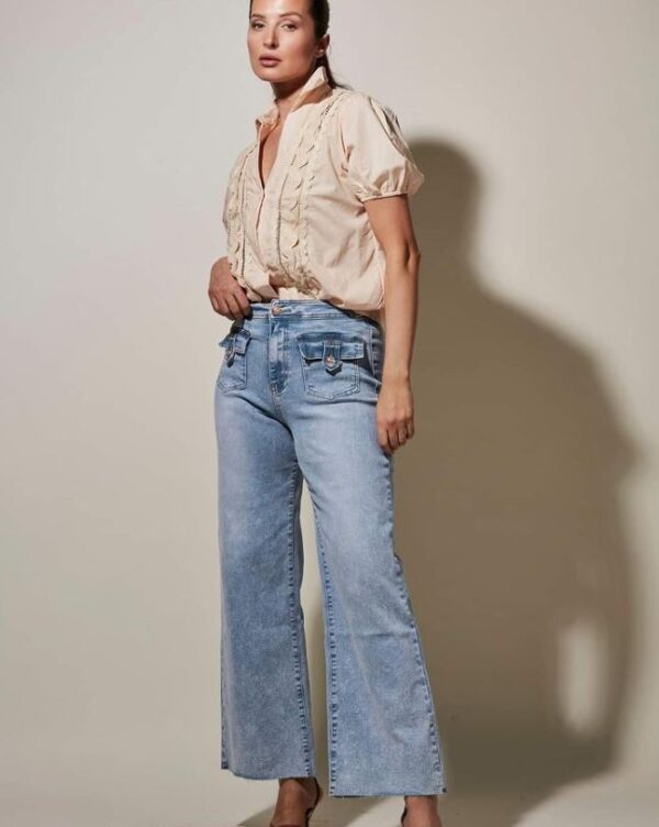 Snygga Flare Jeans och Blus från No womens label