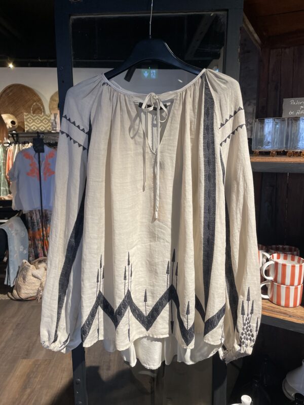 Kori blus arrow creme/black
