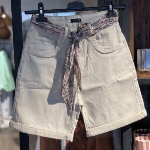 Shorts med skärp Qnuz