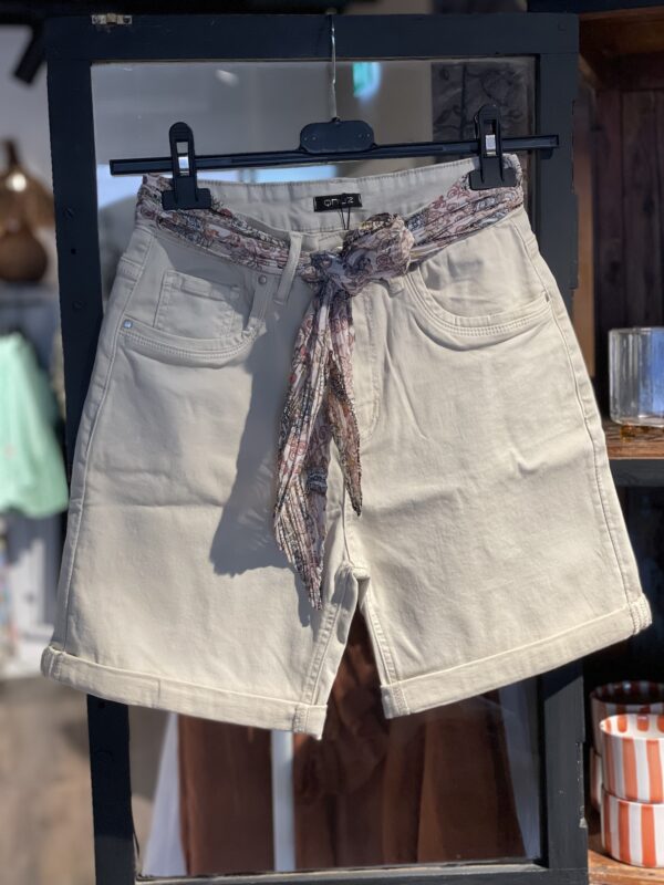 Shorts med skärp Qnuz