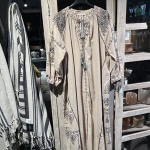 Kaftan klänning Ana beige /svart cabana living
